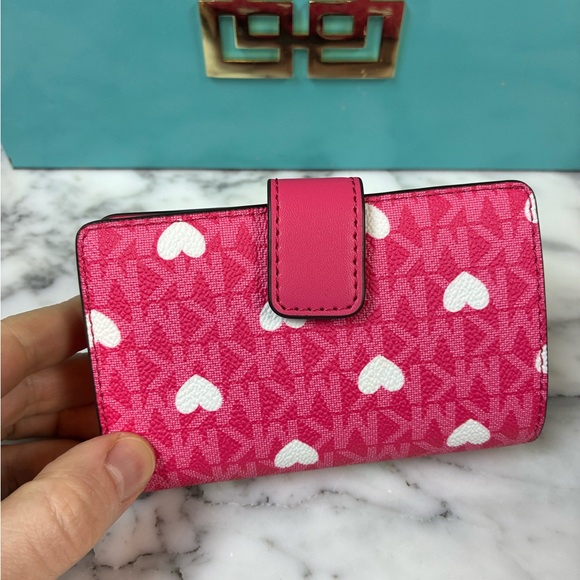Michael Kors MK Jet Set Travel Hibiscus Pink Heart Bifold Wallet - NWT - Picture 5 of 8